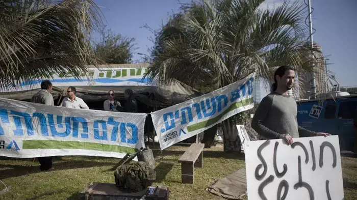 אוהל מחאה ברכבת ארלוזרוב- מרכז נגד הארכת תוקפו של חוק טל, ינואר 2012 אוהל מחאה ברכבת ארלוזרוב- מרכז נגד הארכת תוקפו של חוק טל, ינואר 2012