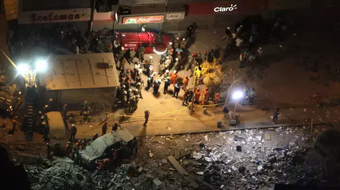 קריסת שני בניינים במרכז ריו ד ז'נרו, ברזיל, 26 בינואר 2012 קריסת שני בניינים במרכז ריו ד ז'נרו, ברזיל, 26 בינואר 2012