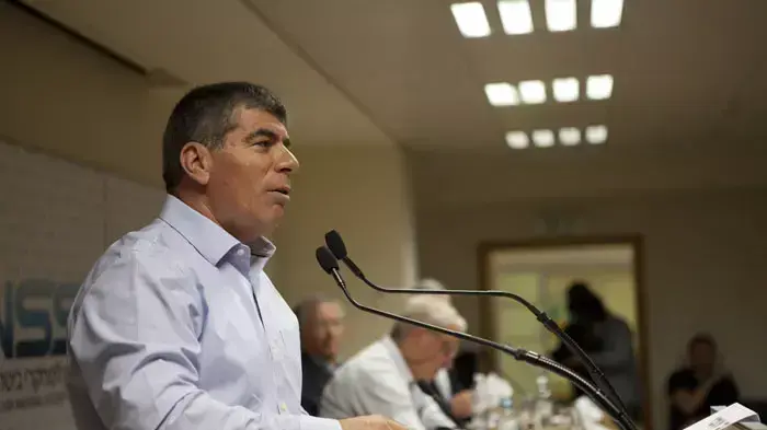 גבי אשכנזי נואם בכנס של המכון למחקרי ביטחון לאומי, ינואר 2012 גבי אשכנזי נואם בכנס של המכון למחקרי ביטחון לאומי, ינואר 2012
