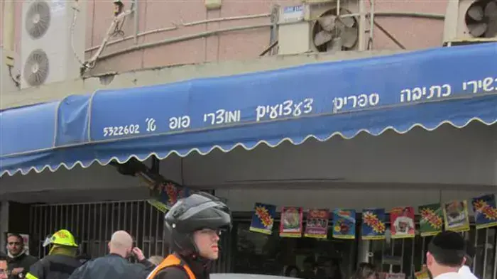 נהג איבד שליטה על רכבו ונכנס חזיתית בחלון ראווה של חנות נהג איבד שליטה על רכבו ונכנס חזיתית בחלון ראווה של חנות