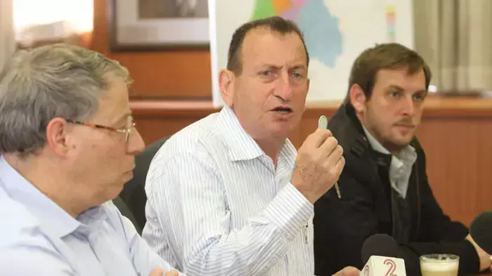 רון חולדאי, אסף זמיר סגנו ומנכ"ל העירייה מנחם לייבה בדיון על הסדר החניה החדש בת"א, ינואר 2012