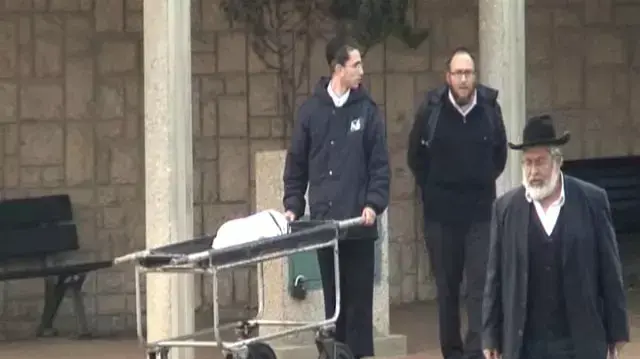 הובא למנוחות הפעוט שעל פי החשד טולטל על ידי הוריו