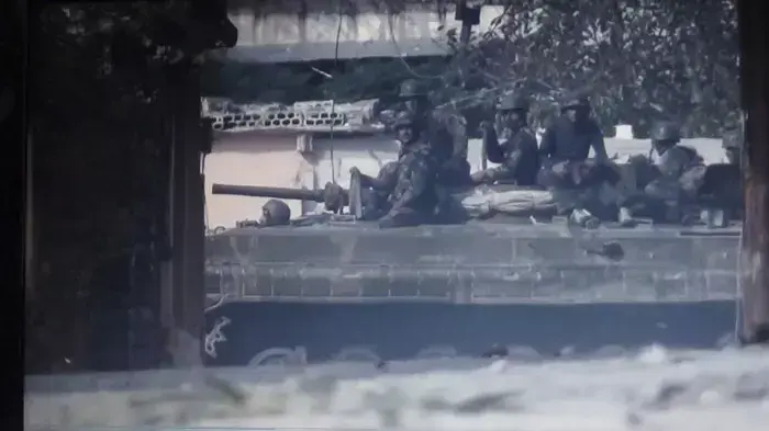 כוח של צבא סוריה בעיירה דיר בלאבה שליד חומס, 31 בינואר 2012 כוח של צבא סוריה בעיירה דיר בלאבה שליד חומס, 31 בינואר 2012