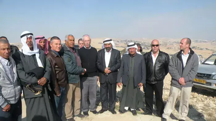 השר בגין עם  יהודה בכר, מנכ"ל הרשות הבדואים וד"ר מוחמאד אלנאברי  ראש מועצת חורה בסיור שטח