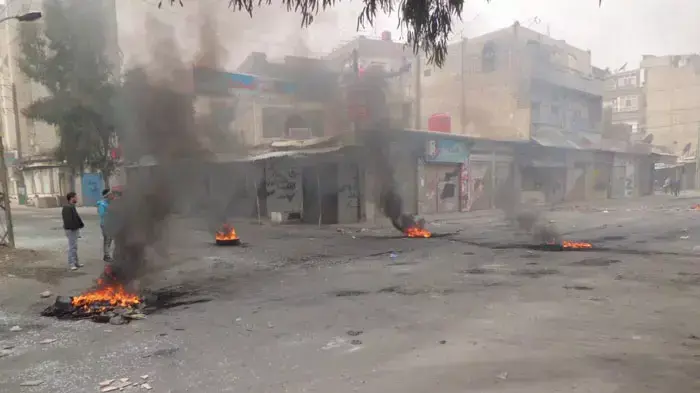 מבעירים צמיגים בהפגנה נגד שלטונות סוריה בדאריה, פרבר של דמשק, פברואר 2012 מבעירים צמיגים בהפגנה נגד שלטונות סוריה בדאריה, פרבר של דמשק, פברואר 2012
