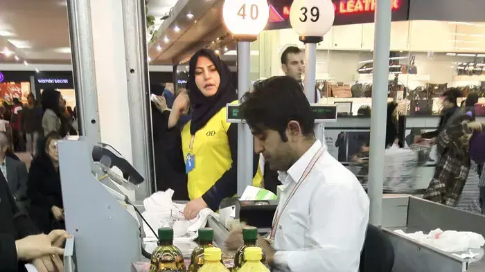 קניות בסופרמרקט בבירת אירן, טהרן, פברואר 2012 קניות בסופרמרקט בבירת אירן, טהרן, פברואר 2012