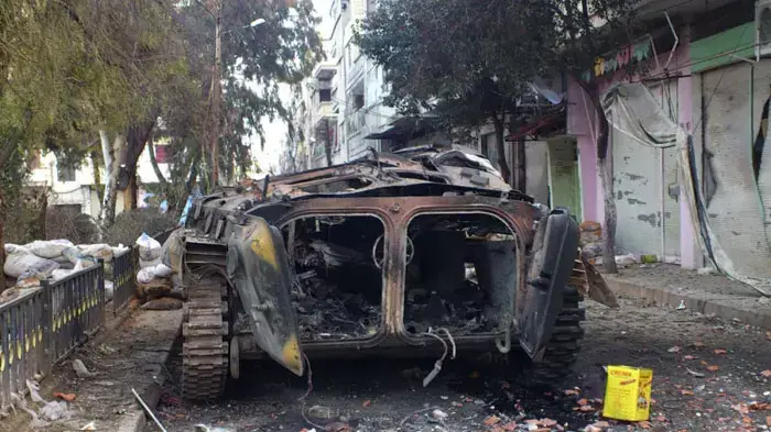 רכב צבאי שנפגע בלחימה בין צבא סוריה למורדים בעיר חומס, פברואר 2012 רכב צבאי שנפגע בלחימה בין צבא סוריה למורדים בעיר חומס, פברואר 2012
