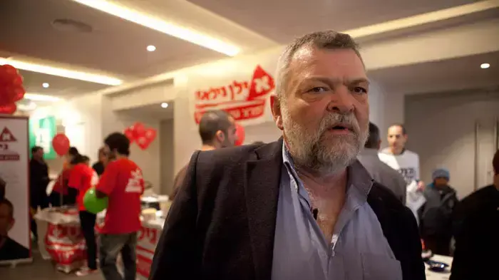 חבר הכנסת אילן גילאון מצביעה בפריימריז של מרצ, ינואר 2012 חבר הכנסת אילן גילאון מצביעה בפריימריז של מרצ, ינואר 2012