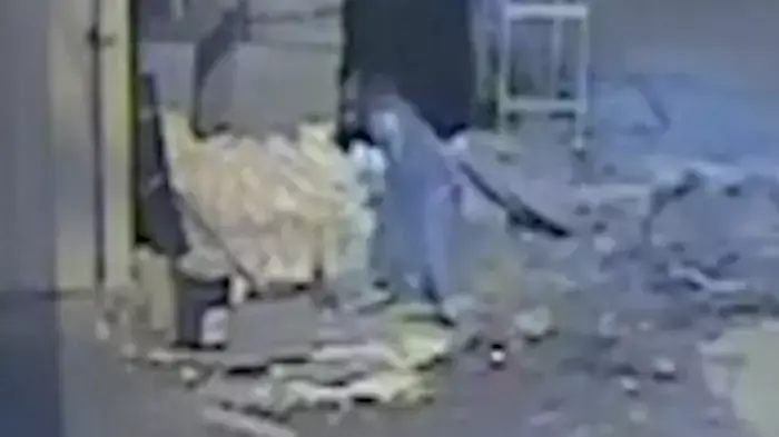 צעירה משחיתה רכוש בכפר פלסטיני
