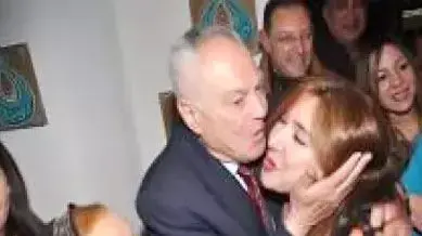 יחיא אל גמל, לשעבר סגן ראש ממשלה מצרים, מנשק את השחקנית דינא עבדאללה במסיבה בקהיר. פברואר 2012