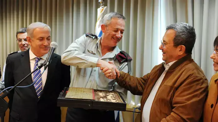 שר הביטחון אהוד ברק חוגג יום הולדת 70 עם הרמטכ"ל בני גנץ וראש הממשלה בנימין נתניהו, פברואר 2012 שר הביטחון אהוד ברק חוגג יום הולדת 70 עם הרמטכ"ל בני גנץ וראש הממשלה בנימין נתניהו, פברואר 2012