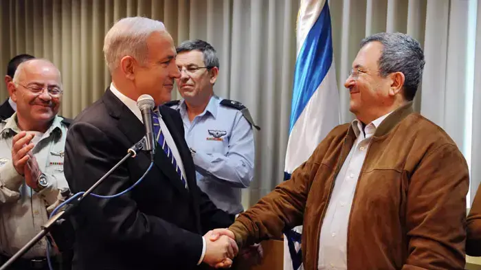 שר הביטחון אהוד ברק חוגג יום הולדת 70 עם הרמטכ"ל בני גנץ וראש הממשלה בנימין נתניהו, פברואר 2012 שר הביטחון אהוד ברק חוגג יום הולדת 70 עם הרמטכ"ל בני גנץ וראש הממשלה בנימין נתניהו, פברואר 2012