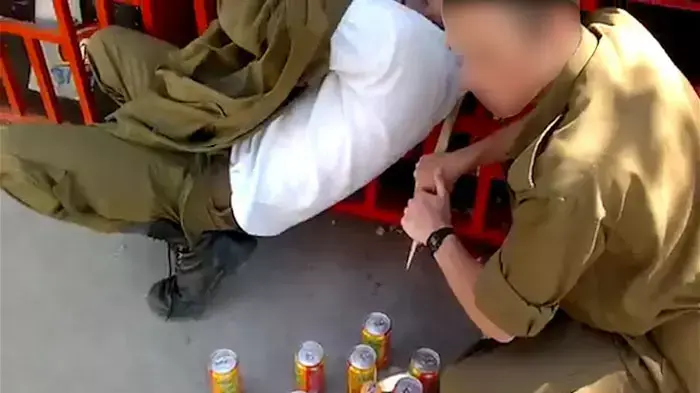 חיילים תיעדו עצמם גונבים ממכונת שתייה - והעלו לרשת