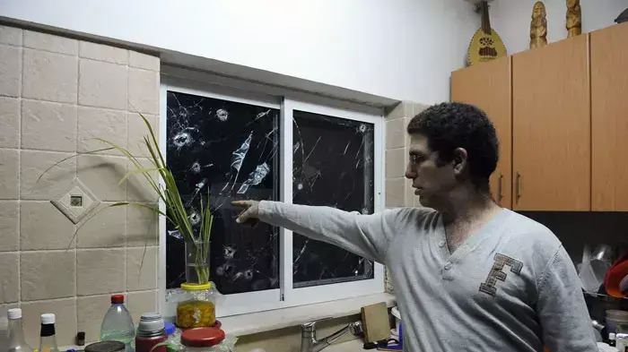 בית בקיבוץ במועצת חוף אשקלון שנפגע מרסיסי פצצת מרגמה. פברואר, 2012