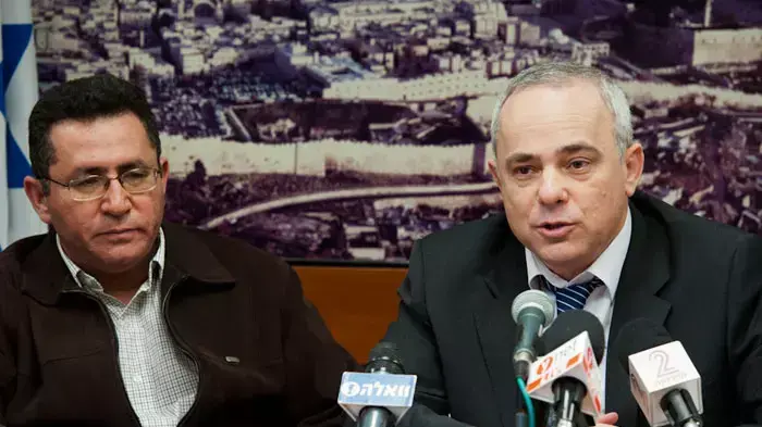 עופר עיני עם יובל שטייניץ במסיבת עיתונאים על סיום השביתה, פברואר 2011 עופר עיני עם יובל שטייניץ במסיבת עיתונאים על סיום השביתה, פברואר 2011