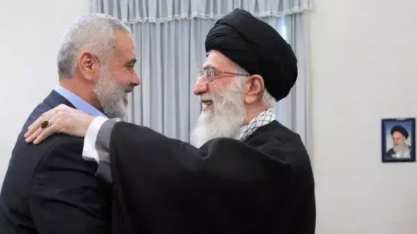 מנהיג אירן עלי חמינאי מארח את ראש ממשלת חמאס, איסמעיל הניה, 12 בפברואר 2012 מנהיג אירן עלי חמינאי מארח את ראש ממשלת חמאס, איסמעיל הניה, 12 בפברואר 2012