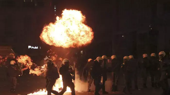 מהומות ברחובות אתונה בעקבות אישור תוכנית הצנע ביוון 