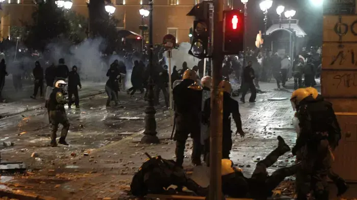 מהומות ברחובות אתונה בעקבות אישור תוכנית הצנע ביוון 