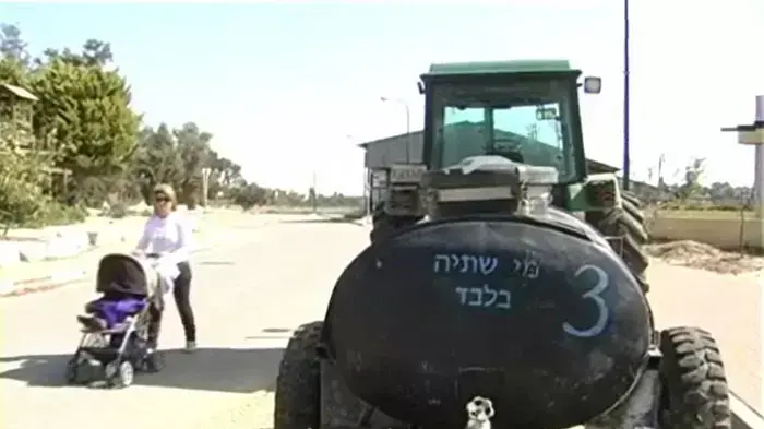 המים בניר גלים מזוהמים: "שותים מים מינרליים"