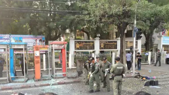 שוטרים בזירת פיגוע בבנגקוק, בירת תאילנד. פברואר, 2012 שוטרים בזירת פיגוע בבנגקוק, בירת תאילנד. פברואר, 2012