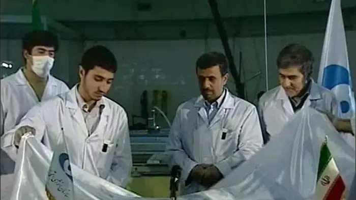 אחמדינג'ד בכור הגרעיני הניסיוני בטהרן, פברואר 2012