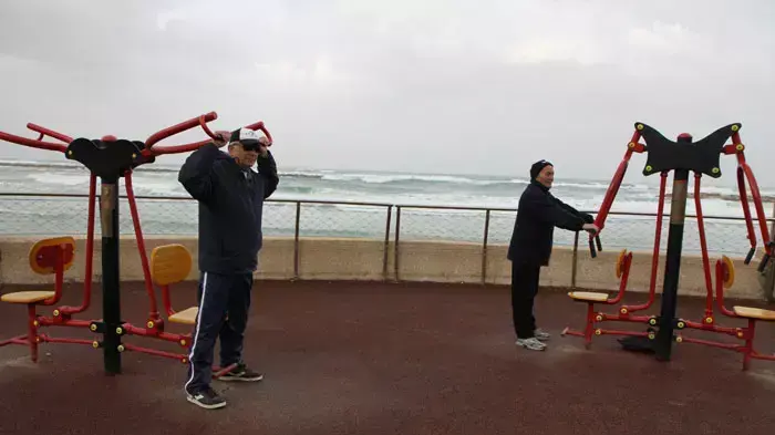 גלים סוערים בחוף סירונית בנתניה גלים סוערים בחוף סירונית בנתניה