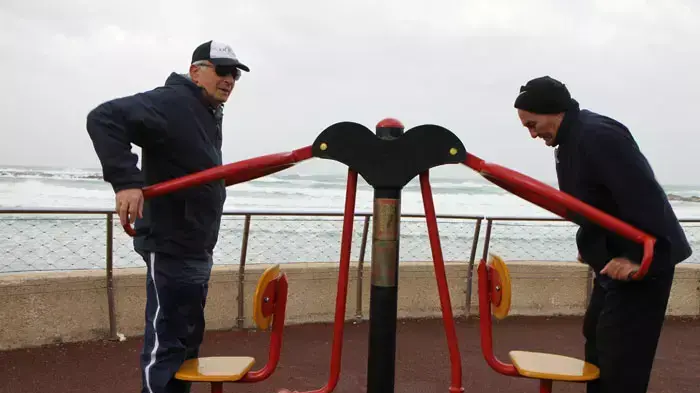 גלים סוערים בחוף סירונית בנתניה גלים סוערים בחוף סירונית בנתניה