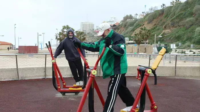 גלים סוערים בחוף סירונית בנתניה גלים סוערים בחוף סירונית בנתניה