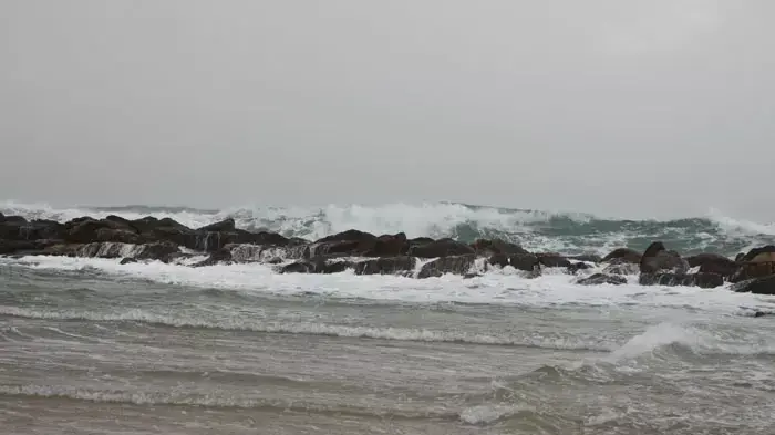 גלים סוערים בחוף סירונית בנתניה גלים סוערים בחוף סירונית בנתניה