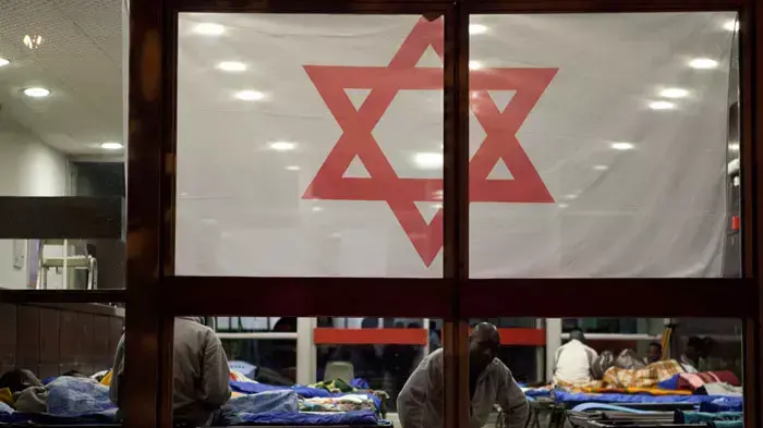 בית מחסה זמני שהקים מד"א לפליטים מדרפור בגינת לוינסקי. תל אביב, פברואר 2012 בית מחסה זמני שהקים מד"א לפליטים מדרפור בגינת לוינסקי. תל אביב, פברואר 2012