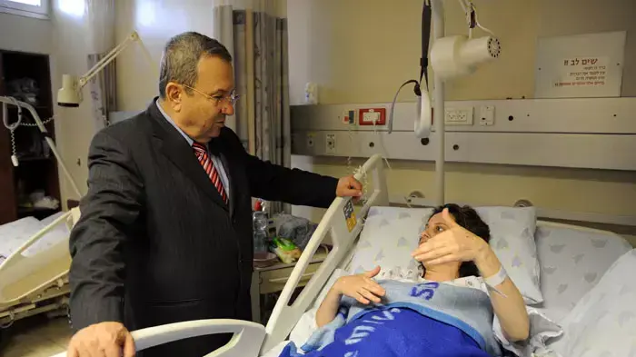 שר הביטחון, אהוד ברק, ביקר את טלי קורן יהושע, פצועת הפיגוע בדלהי, בביה"ח איכילוב, פברואר 2012 שר הביטחון, אהוד ברק, ביקר את טלי קורן יהושע, פצועת הפיגוע בדלהי, בביה"ח איכילוב, פברואר 2012