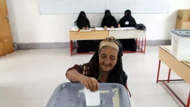 קשישה מצביעה בבחירות לנשיאות תימן, 2012