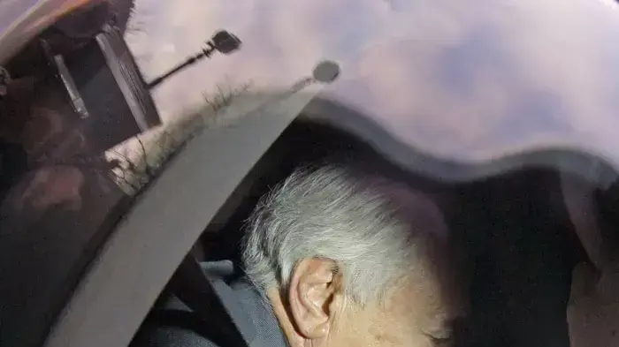 דומיניק שטראוס-קאהן  במכוניתו, מגיע לחקירה במשטרה בעיר ליל, 21 בפברואר 2012