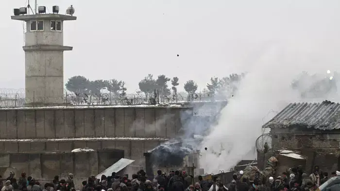 הפגנת מחאה מחוץ לבסיס בגרם של כוחות נאט"ו באפגניסטן, במחאה על דיווח לפיו חיילים בבסיס הציתו ספר קוראן הפגנת מחאה מחוץ לבסיס בגרם של כוחות נאט"ו באפגניסטן, במחאה על דיווח לפיו חיילים בבסיס הציתו ספר קוראן