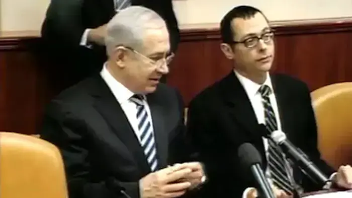 נתניהו נוזף במזכיר הממשלה צבי האוזר בישיבת הממשלה
