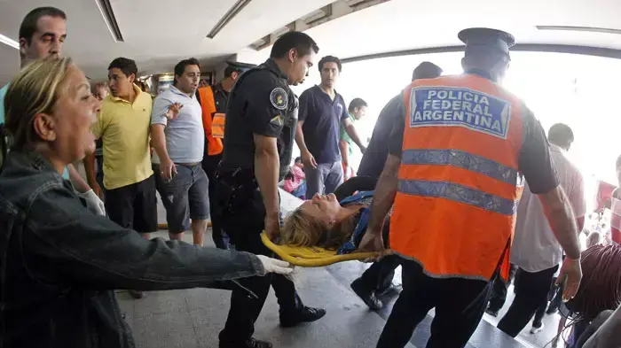 תאונת רכבת בתחנה של התחתית בבירת ארגנטינה, בואנוס איירס, 22 בפברואר 2012 תאונת רכבת בתחנה של התחתית בבירת ארגנטינה, בואנוס איירס, 22 בפברואר 2012