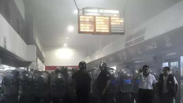 עימותים עם שוטרים לאחר תאונת הרכבת בבואנוס איירס פברואר 2012 עימותים עם שוטרים לאחר תאונת הרכבת בבואנוס איירס פברואר 2012