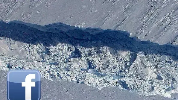 סדק בקרחון באיסלנד