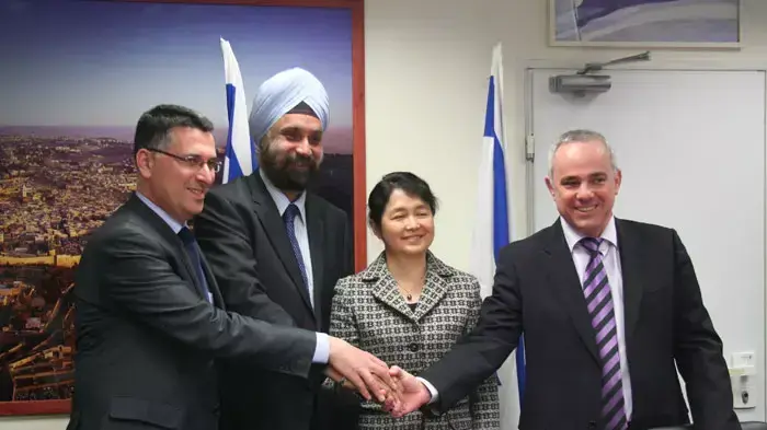שגריר הודו בפגישה עם שר האוצר יובל שטייניץ ושר החינוך גדעון סער, פברואר 2012 שגריר הודו בפגישה עם שר האוצר יובל שטייניץ ושר החינוך גדעון סער, פברואר 2012
