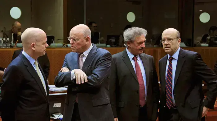 משמאל: שרי החוץ של בריטניה, הולנד, לוקסמבורג וצרפת בכינוס שרי החוץ של האיחוד האירופי, בריסל, 27 בפברואר 2012 משמאל: שרי החוץ של בריטניה, הולנד, לוקסמבורג וצרפת בכינוס שרי החוץ של האיחוד האירופי, בריסל, 27 בפברואר 2012