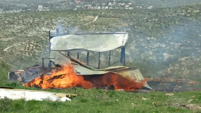 מבנה הוצת במאחז חוות גלעד מבנה הוצת במאחז חוות גלעד