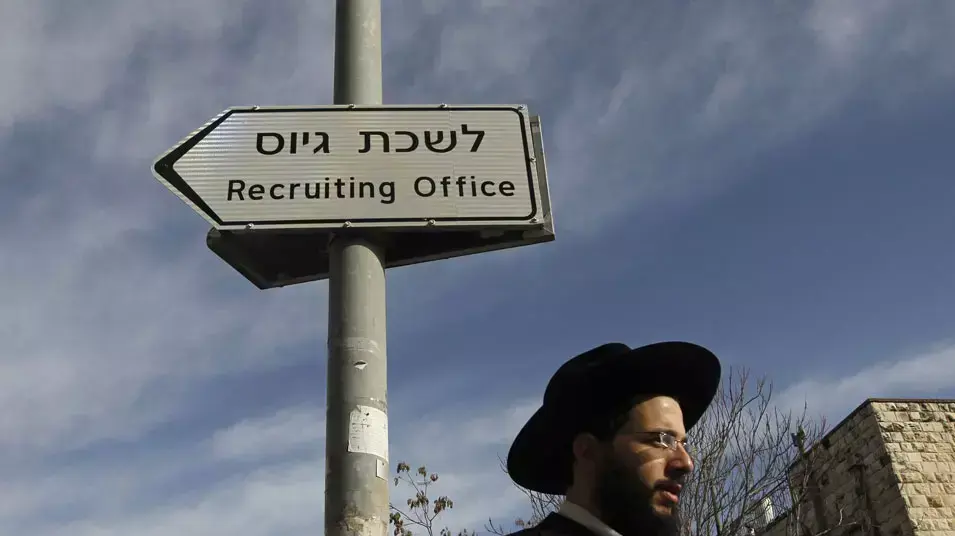 בחור ישיבה בירושלים חולף סמוך ללשכת הגיוס בירושלים, פברואר 2012