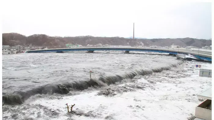 בתמונה העליונה: מייאקו, מחוז איוואטה, יפן, בזמן אסון הצונאמי, 11 במרץ 2011. בתמונה התחתונה: אותו מקום, 17 בפברואר 2012