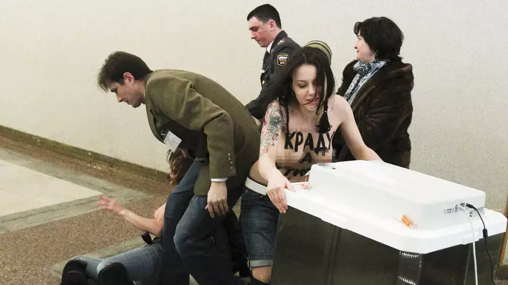 מפגינות מארגון FEMEN הגיעו לקלפי במוסקבה בה הצביע ולדימיר פוטין בבחירות לנשיאות, ניסו לגנוב את תיבת ההצבעה - ונעצרו, 4 במרץ 2012 מפגינות מארגון FEMEN הגיעו לקלפי במוסקבה בה הצביע ולדימיר פוטין בבחירות לנשיאות, ניסו לגנוב את תיבת ההצבעה - ונעצרו, 4 במרץ 2012