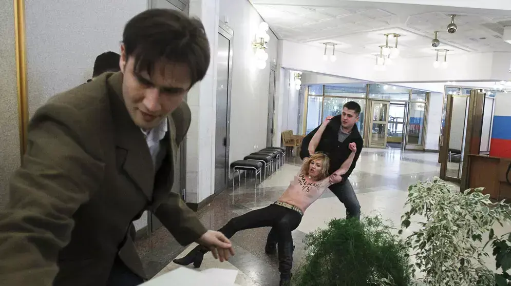 מפגינות מארגון FEMEN הגיעו לקלפי במוסקבה בה הצביע ולדימיר פוטין בבחירות לנשיאות, ניסו לגנוב את תיבת ההצבעה - ונעצרו, 4 במרץ 2012 מפגינות מארגון FEMEN הגיעו לקלפי במוסקבה בה הצביע ולדימיר פוטין בבחירות לנשיאות, ניסו לגנוב את תיבת ההצבעה - ונעצרו, 4 במרץ 2012