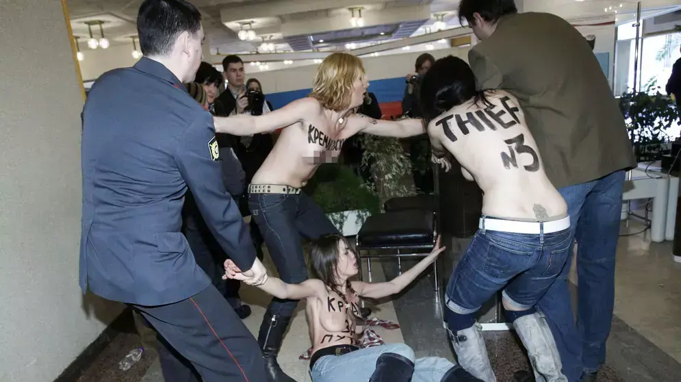 מפגינות מארגון FEMEN הגיעו לקלפי במוסקבה בה הצביע ולדימיר פוטין בבחירות לנשיאות, ניסו לגנוב את תיבת ההצבעה - ונעצרו, 4 במרץ 2012 מפגינות מארגון FEMEN הגיעו לקלפי במוסקבה בה הצביע ולדימיר פוטין בבחירות לנשיאות, ניסו לגנוב את תיבת ההצבעה - ונעצרו, 4 במרץ 2012