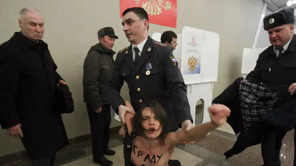 מפגינות מארגון FEMEN הגיעו לקלפי במוסקבה בה הצביע ולדימיר פוטין בבחירות לנשיאות, ניסו לגנוב את תיבת ההצבעה - ונעצרו, 4 במרץ 2012 מפגינות מארגון FEMEN הגיעו לקלפי במוסקבה בה הצביע ולדימיר פוטין בבחירות לנשיאות, ניסו לגנוב את תיבת ההצבעה - ונעצרו, 4 במרץ 2012
