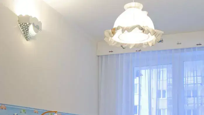 חדר תינוק עם אהיל בהיר חדר תינוק עם אהיל בהיר