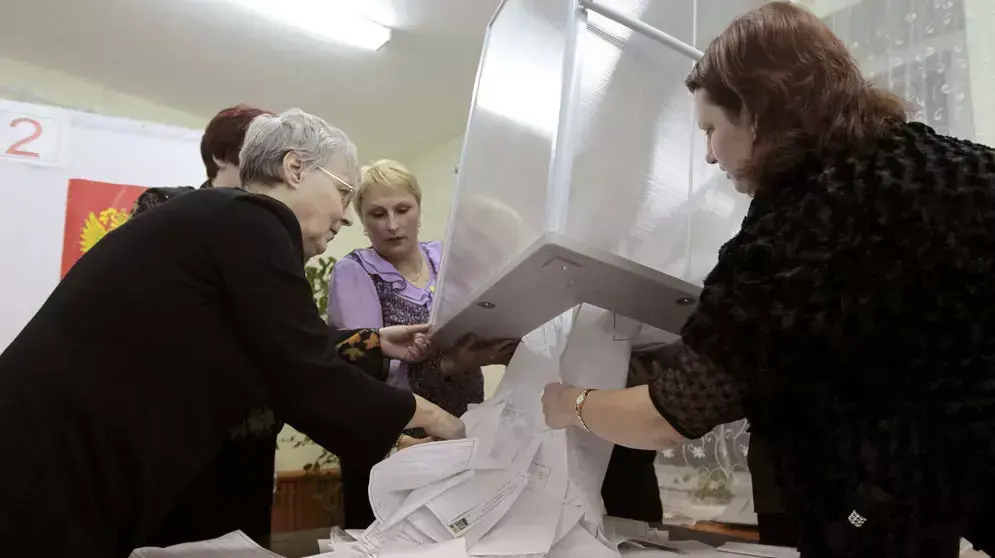 ספירת קולות בקלפי בעיר חיסלביצ'י, רוסיה, בעקבות הבחירות לנשיאות, 4 במרץ 2012 ספירת קולות בקלפי בעיר חיסלביצ'י, רוסיה, בעקבות הבחירות לנשיאות, 4 במרץ 2012