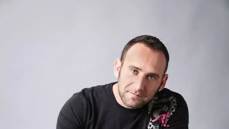 בנואה נחייסי עם הכלב ברנדי מתוך פרויקט צילומים "הכלבים שנשארים מאחור" של עמותת אס.או.אס חיות בנואה נחייסי עם הכלב ברנדי מתוך פרויקט צילומים "הכלבים שנשארים מאחור" של עמותת אס.או.אס חיות